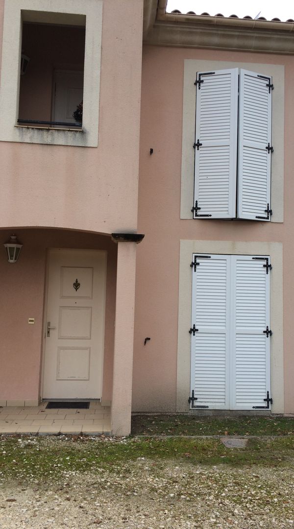 Appartement situé au calme dans la région bordelaise. À mi chemin entre la ville et l’océan. L’appartement est cosy et viens d’être refait, il bénéficie d’une petite terrasse qui donne sur un jardin ombragé.