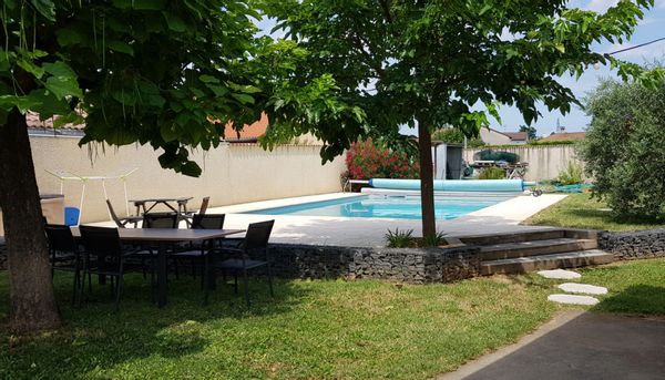 Maison familiale avec piscine et 4 chambres dans la Drôme.