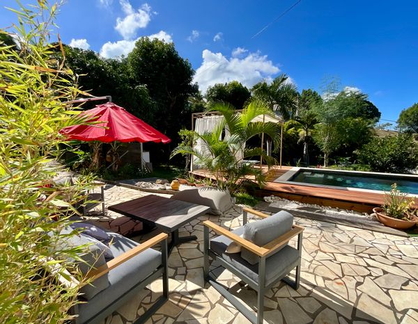 Maison 6 pers calme, lumineuse et ventilée. avec piscine, jardin arboré et belle vue mer dégagée.