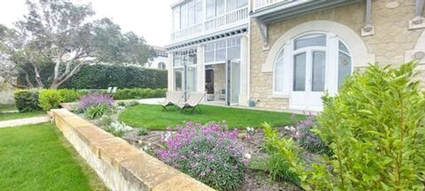 Appartement dans villa de caractère en front de mer en rez de chaussée avec jardin privatif.
