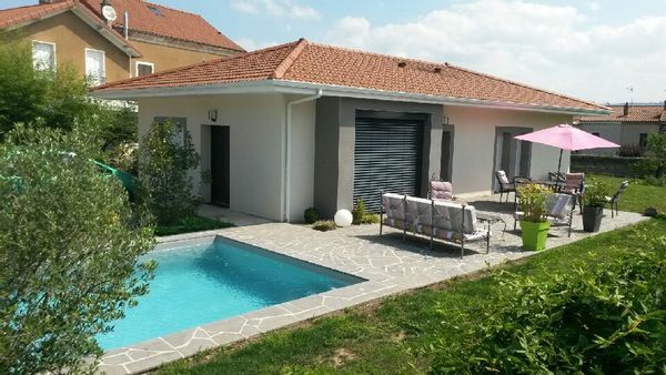 MAISON AVEC PISCINE DANS UNE TRES BELLE REGION DE FRANCE.