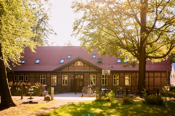 Vivre sous les toits – entre cuisine design, paons et feu de camp