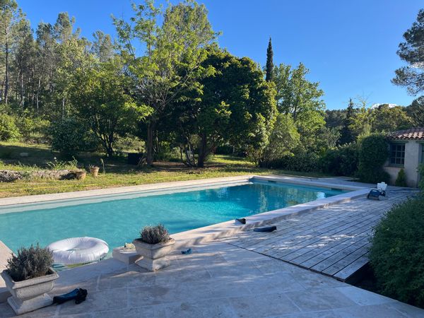 Agréable villa au milieu des pins et des vignes de Provence.