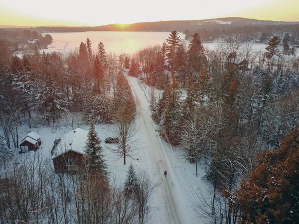 À côté du lac et des pistes de ski du Mont Sutton