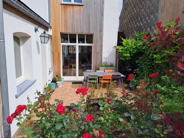 Maison accueillante & jardin en permaculture