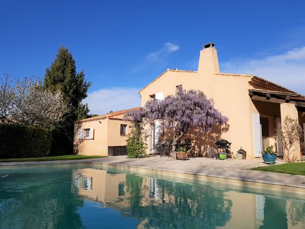 Entre Provence et Luberon, La Bosque vous souhaite la bienvenue. NB: Pas d'échange en Juillet Août.