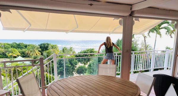 Superbe appartement vue mer au dessus de la plage privée dans une belle résidence piscine tennis.
