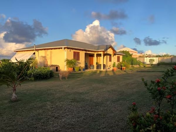 Villa ensoleillée proche de la mer