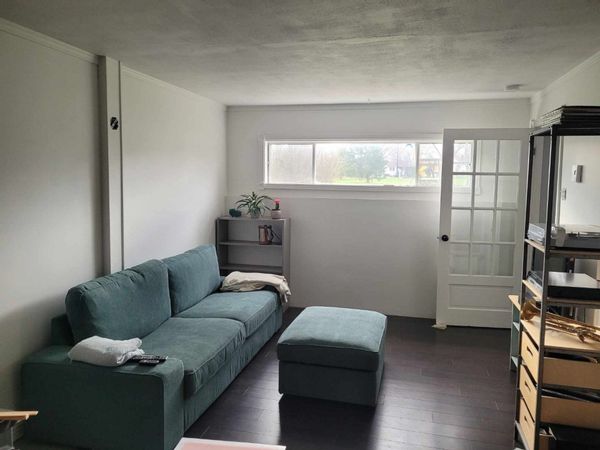 Sous-sol privatisée: chambre avec lit double + salle de bain privée  +  salon (TV)