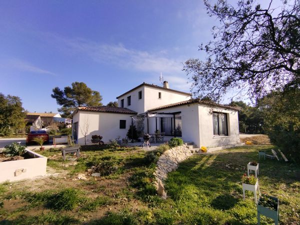 Grande maison au calme avec piscine à proximité de Nîmes
