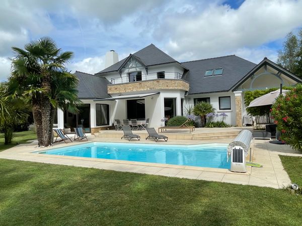Belle demeure contemporaine et élégante avec piscine .