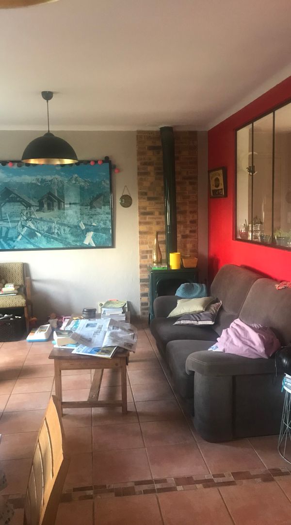 Chambre privée dans maison familiale à proximité de l'aéroport, possibilité de garer un véhicule.