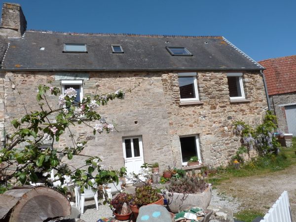 Grande Maison Pierre, ancienne ferme, à 900 m de la plage dans le Cotentin (Normandie)