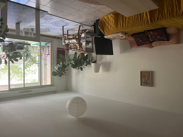 L’appartement est situé dans un quartier vivant avec accès centre ville, commerces, bus, et plage.