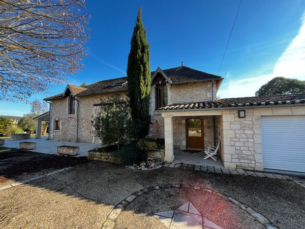 Bienvenue en Dordogne, piscine privée , parc et barbecue 3 chambres. Complet été 2025