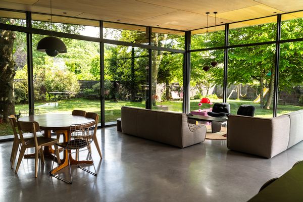 Maison sous les arbres