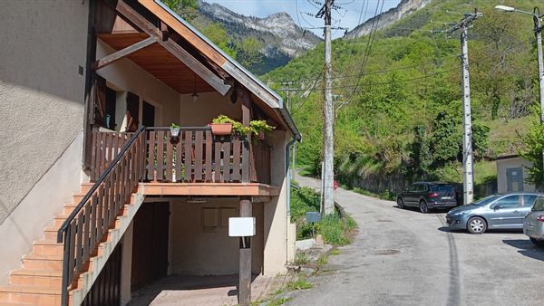 Une maison dans les Alpes au pied du Vercors et proche de la forêt