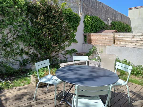 Grande maison de ville avec jardin très au calme et pourtant à 10 min à pieds de l'hyper centre.
