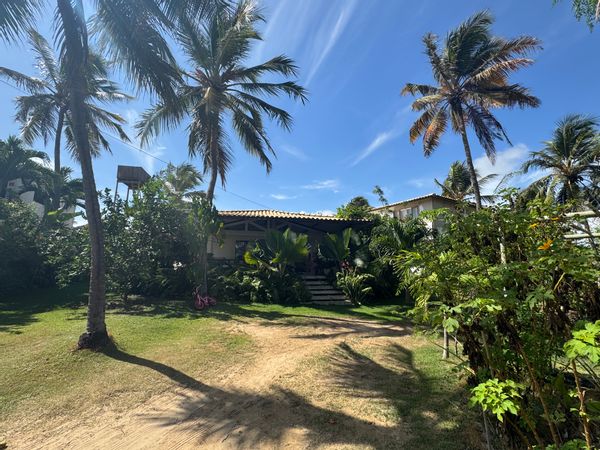 Grande maison à quelques pas de la mer, spacieuse et confortable, avec grand jardin et terrasse.