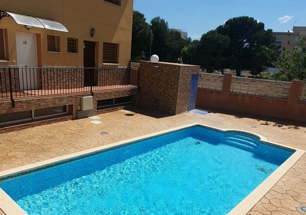 Belle maison à 100m de la mer avec piscine commune
