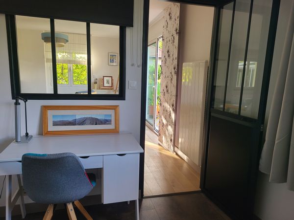 Chambre privé dans maison 180m² avec jardin. Proche commodités. Cuisine et salle de bain partagées.