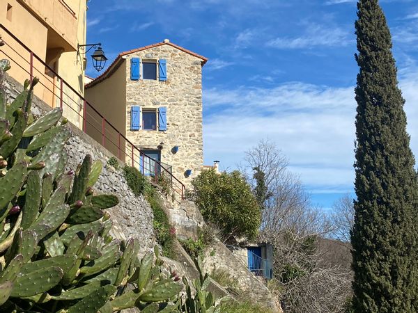 Une maison atypique de caractère accrochée à la colline du charmant village médiéval de Palalda