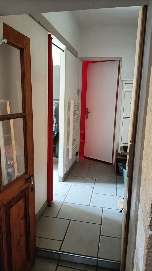 Chambre indépendante avec SDB et WC au RDC de notre maison.