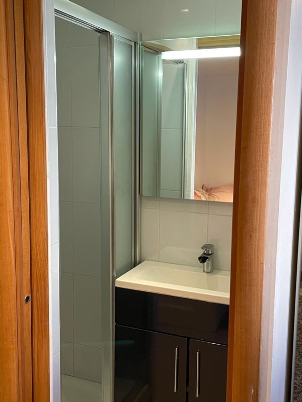 Une chambre tout confort dans une grande maison de ville