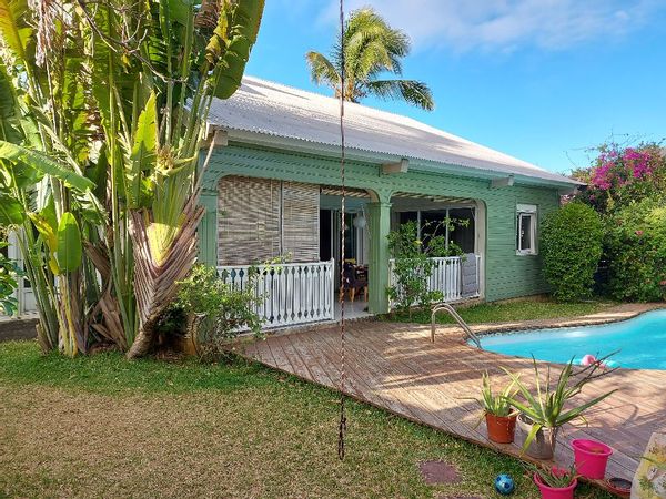 Jolie villa avec piscine à la Réunion. Dans un petit village, proche des commerces et de la plage.