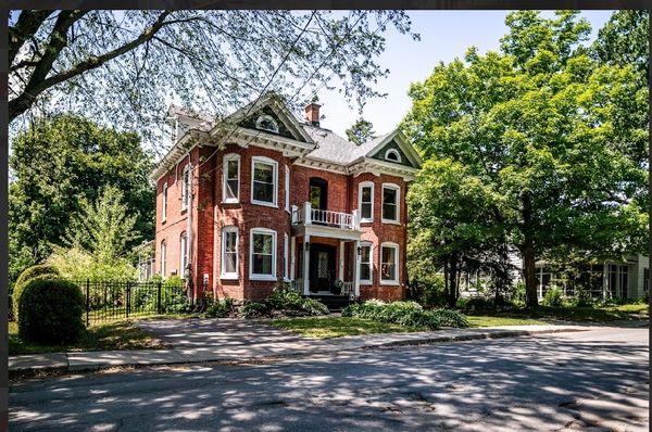 Fraîchement rénovée, maison centenaire située au cœur de la ville de Granby.
