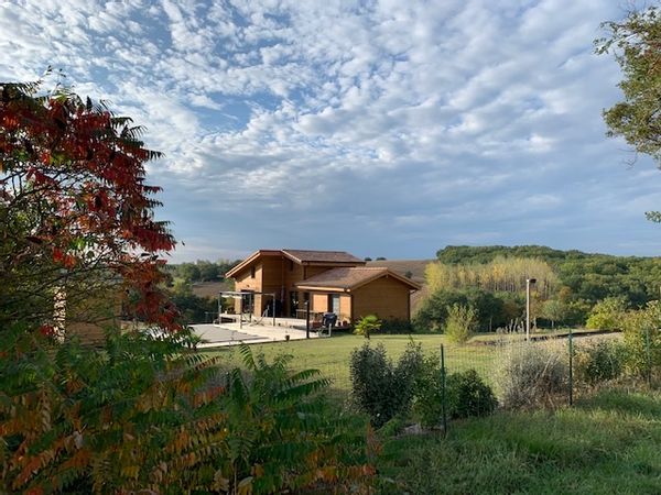 Magnifique maison bois au grand calme, en Gascogne dans un des plus beaux villages de France.