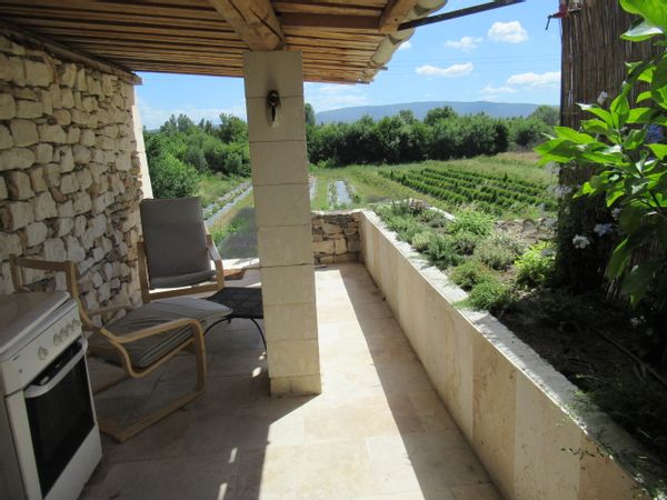Studio 25 m2 avec terrasse individuelle au coeur d'une roseraie et à 10 mns du village de l'Isle siur la Sorgue