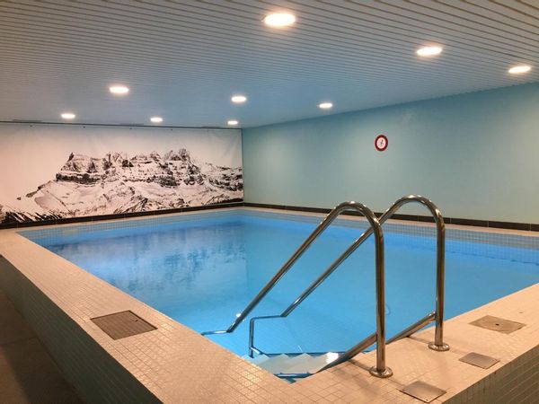 Appartement confortable avec piscine et balcon–proche des pistes de ski, Morgins, Portes du Soleil