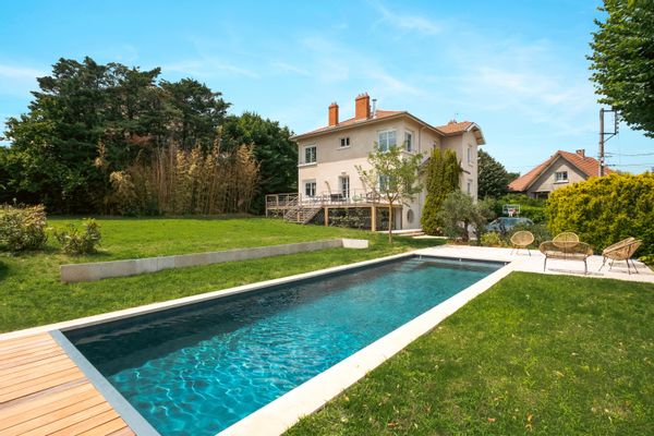 LA MAISON SUR LA COLLINE MAGIQUE
