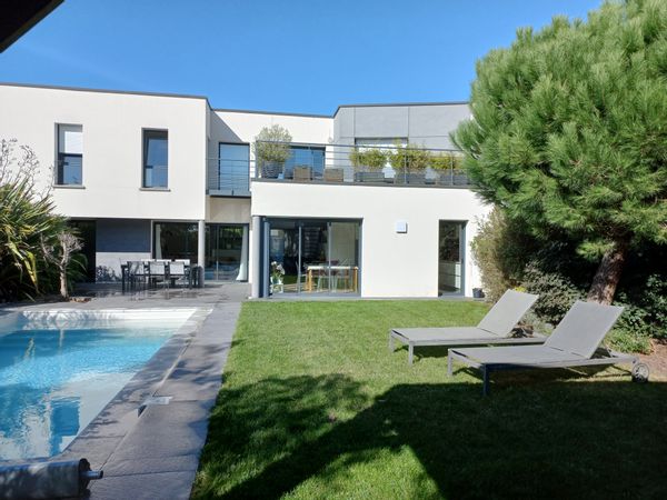 contemporaine lumineuse avec piscine