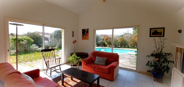 La maison de Charline et François lumineuse de plain pied avec piscine jardin arboré.