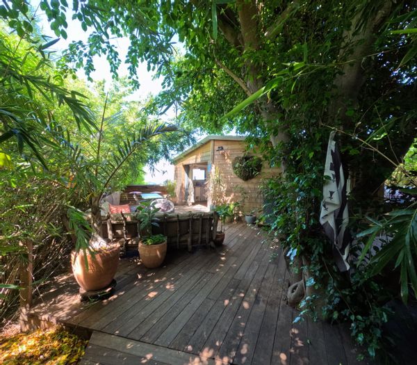 Le Bungalove