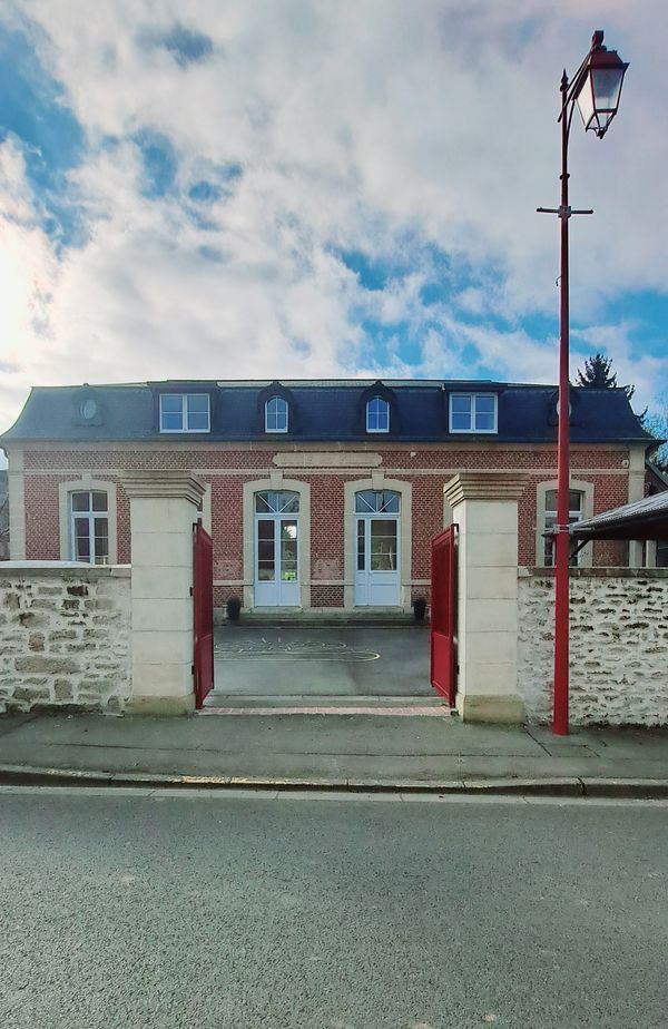 Ancienne Ecole 220m² à 50min de Paris