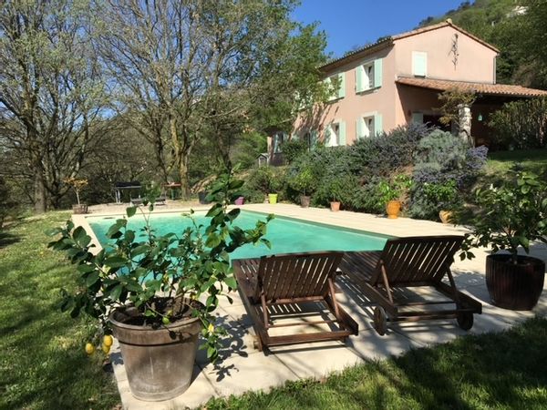 Jolie maison avec piscine à l'abris des regards