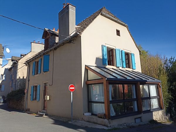 La maison aux volets bleus.