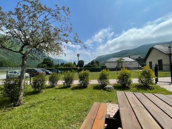 Randonnées, ski (navettes Gourette) , vue montagnes , jardin et draps a disposition