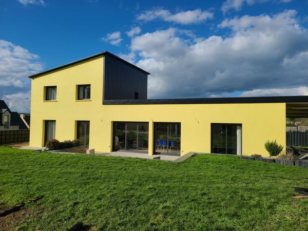 La maison Jaune et Noire de Karine, Cédric et Elie
