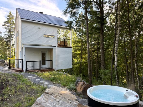 Le Chalet canadien au cœur de la forêt d’Helene et Antoine