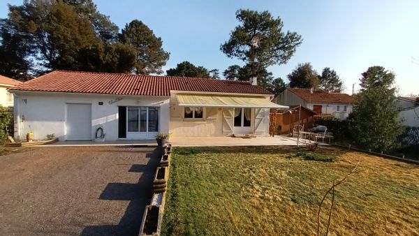 Maison de vacances très agréable, très fleurie et proche de la mer de Marie Line et Gérard.