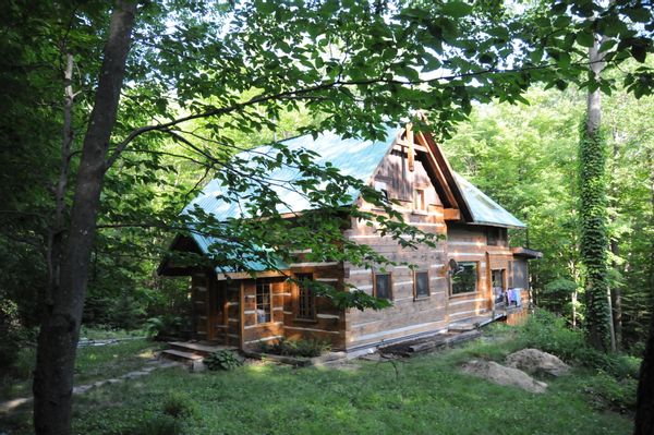 Maison en bois en nature, près d'Ottawa