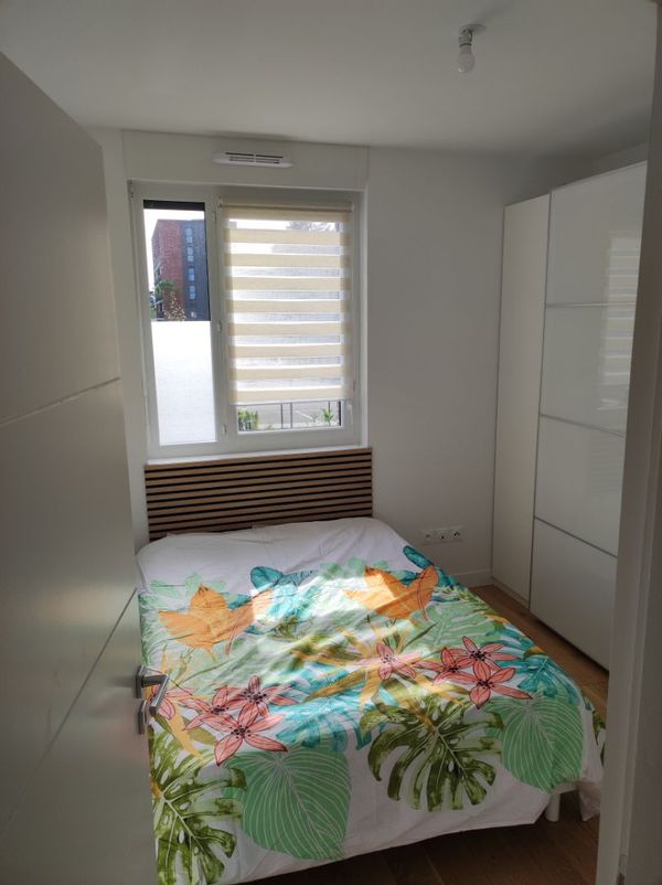 Jolie chambre avec salle de bain privative dans un duplex à 15 minutes de Lille en transport.