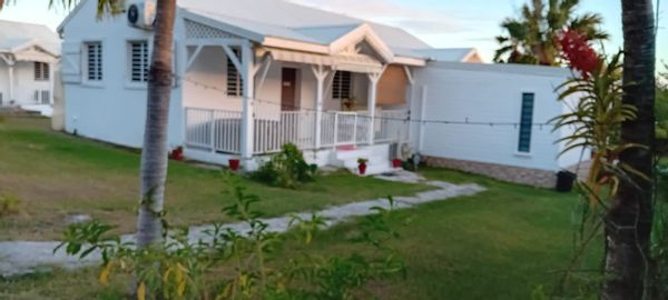 Gîtes F2 avec jardin, bain à remous, parking privé à Saint-François en Guadeloupe