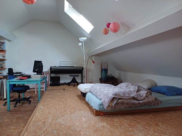 La chambre privée de Maïa/lumineuse avec douche et wc.