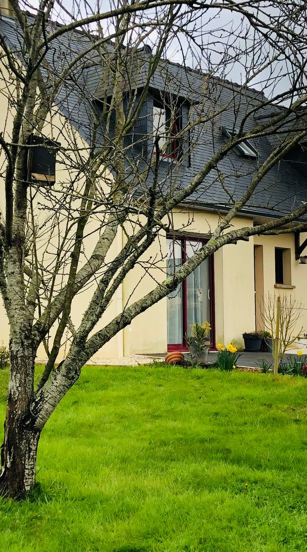 Maison chaleureuse et Jardin fleuri proche du Bourg