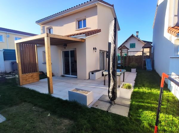 Agréable maison avec jardin et jeux extérieurs